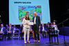 Adolfo Sturzenegger entrega del premio a Grupo Galicia.