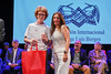 Mariana Kodama (Fundación Borges) entrega premio a estudiante.