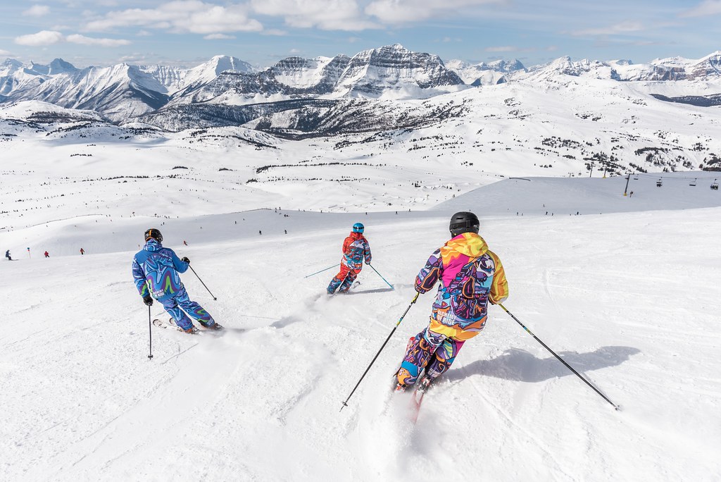 在氣候變遷威脅下，越來越多滑雪場未來將面臨無雪可滑的風險。照片來源：Banff Sunshine Village／Unsplash