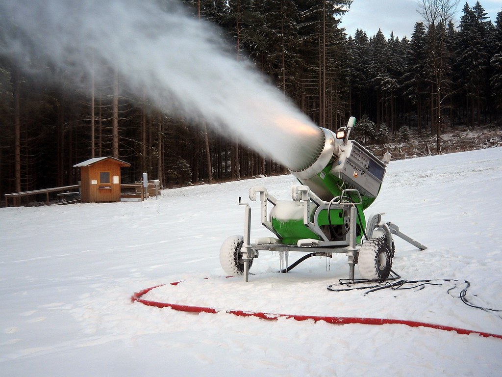 為了解決積雪不足的問題，許多滑雪場業者開始依賴造雪機器。照片來源：Joern／Pixabay