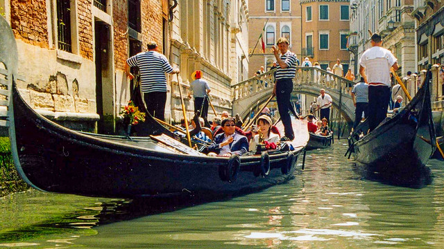 Gondole y turistas a Venezia