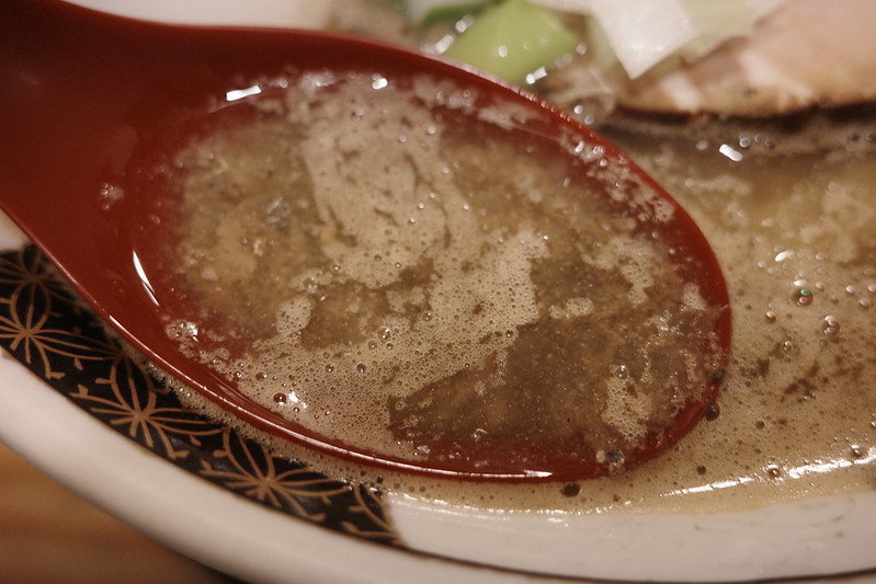 10Ricoh GRⅢx歌舞伎町一丁目すごい煮干ラーメン凪すごい煮干ラーメンのスープ
