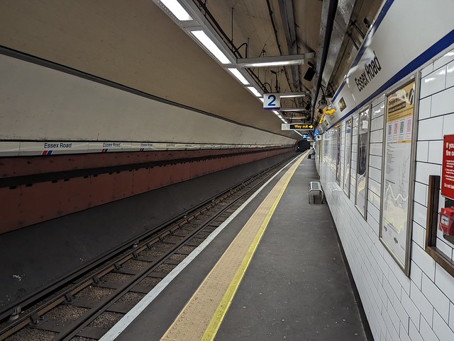 Essex Road, platform 2.