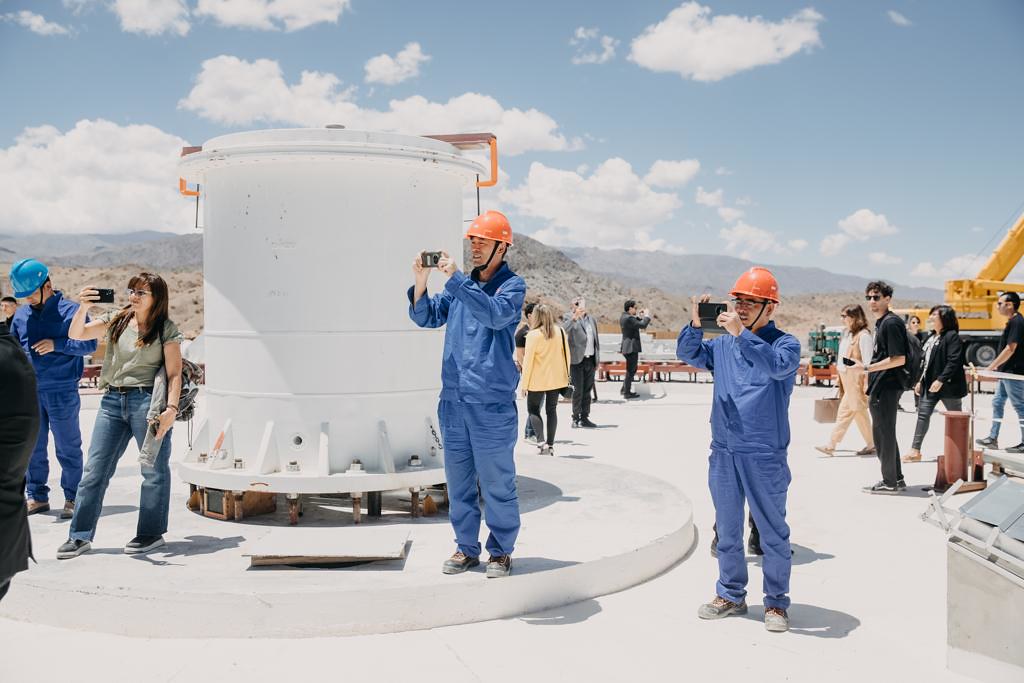 2023-11-24 PRENSA: El gobernador Uñac asistió a la instalación de la antena del Radiotelescopio Chino-Argentino en San Juan