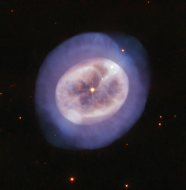 VCSE - Az NGC 2022 planetáris köd a Hubble Űrtávcső (Hubble Space Telescope, HST) felvételén - Forrás: NASA/ESA
