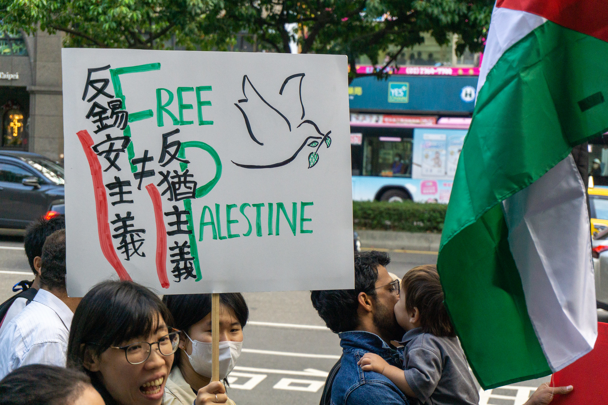  聲援巴勒斯坦的民眾在台北大安森林公園週邊集會遊行。（攝影：陳韋綸）
