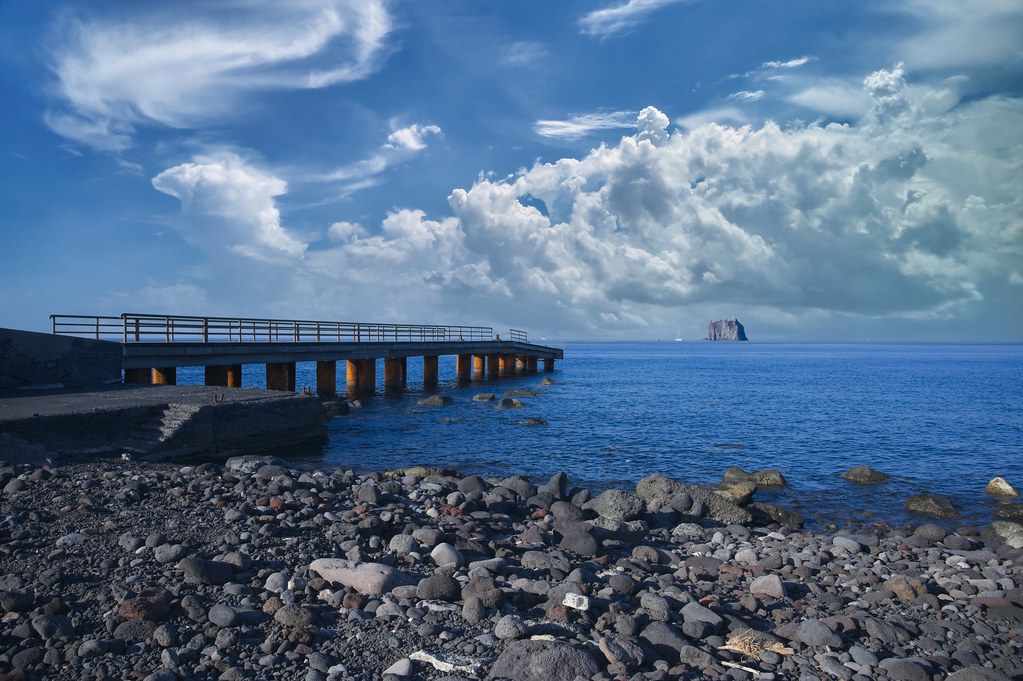 Veduta di Strombolicchio dalla spiaggia di Ficogrande