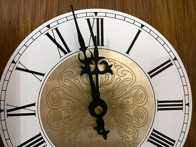 Clock about to strike 12. / Kurz vor 12 (Mitternacht)
