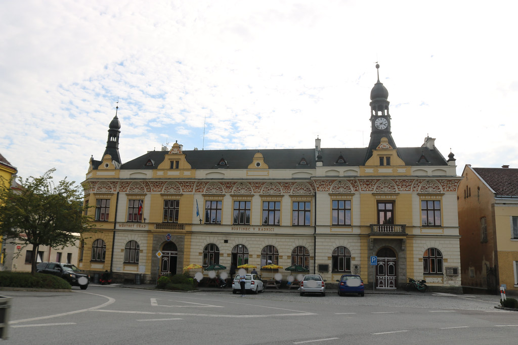 radnice v Rovensku pod Troskami
