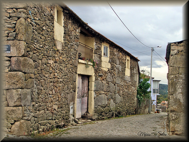 Por entre as ruelas da Aldeia rural transmontana - Portugal