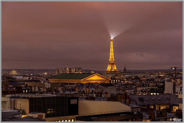 les toits de Paris de nuit depuis la terrasse des Galeriés Lafayette