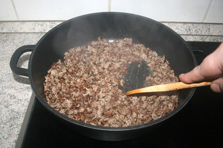 19 - Loosen roast residues / Röst-Rückstände vom Boden lösen