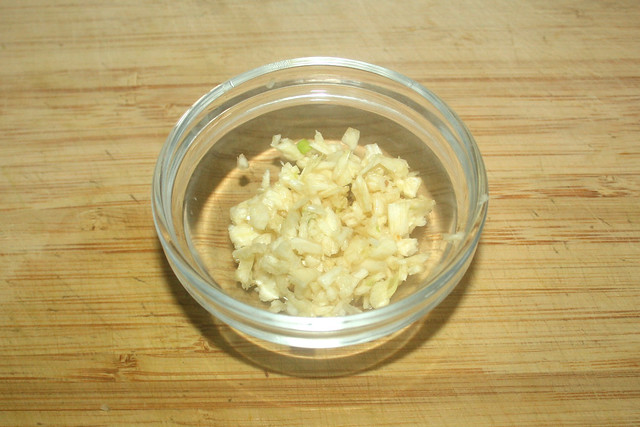 08 - Minced garlic / Knoblauch gehackt