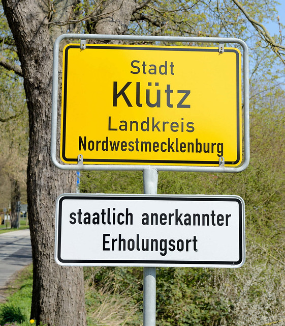 0247 Ortsschild, staatlich  anerkannter Erholungsort  - Fotos von Klütz, Stadt im  Landkreis Nordwestmecklenburg in Mecklenburg-Vorpommern.