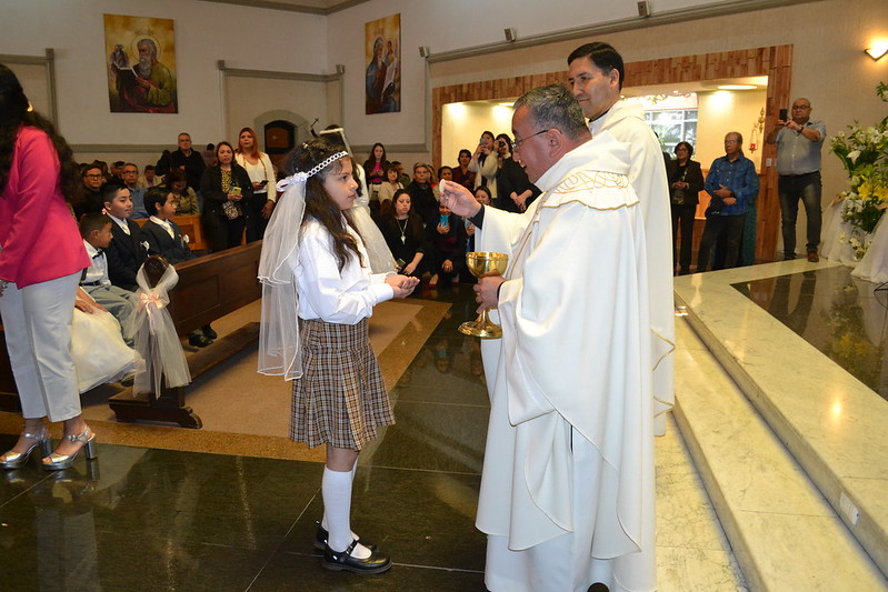 Niños y jóvenes participan en la celebración de sus sacramentos