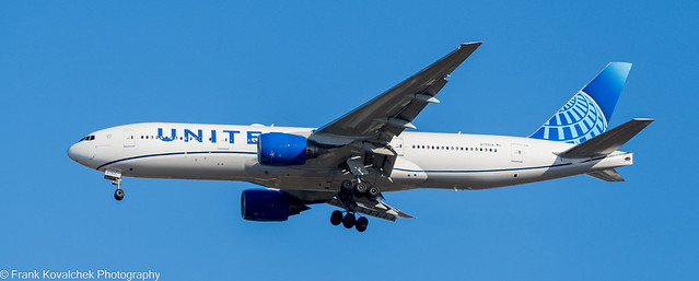 United 777 landing at IAD