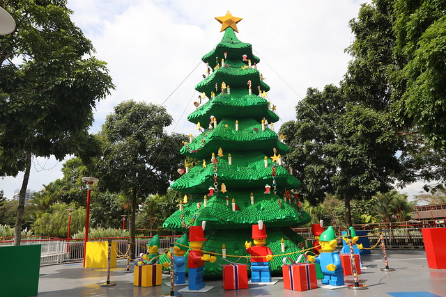 The Magnificent LEGO Christmas Tree with 43,000 LEGO Duplo Pieces