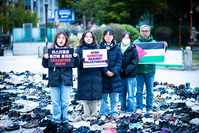 ‘모든 희생자를 애도하는 신발들의 시위’를 진행한 참여연대 활동가들
