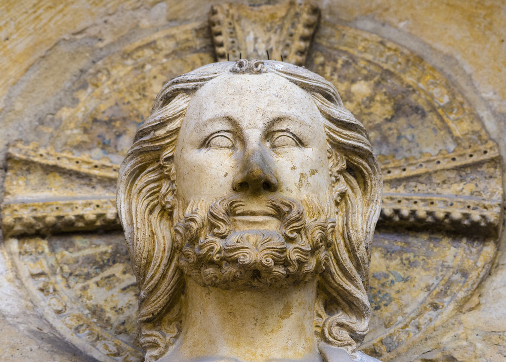 Paris, cathédrale Notre-Dame, façade occidentale, tympan du portail central: tête du Christ Juge (vers 1230/1240).
