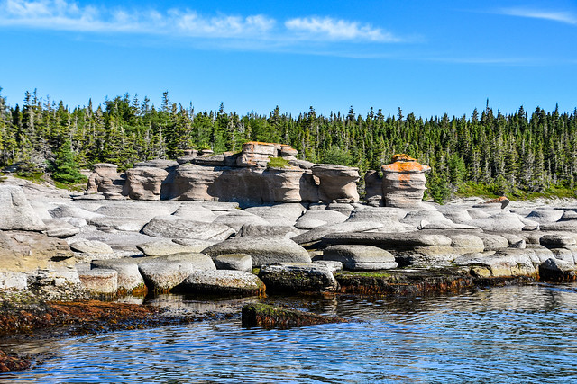Groupe de monolithes sur l’île du Fantôme de l'Archipel-de-Mingan au Canada!
