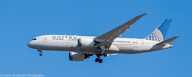 United 787 Dreamliner landing at IAD
