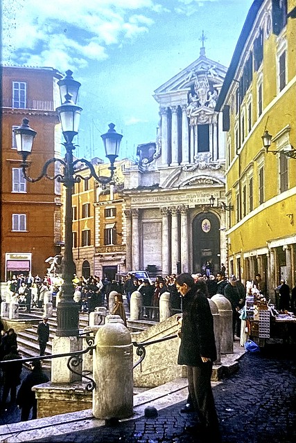 Bustle in the Piazza di Trevi