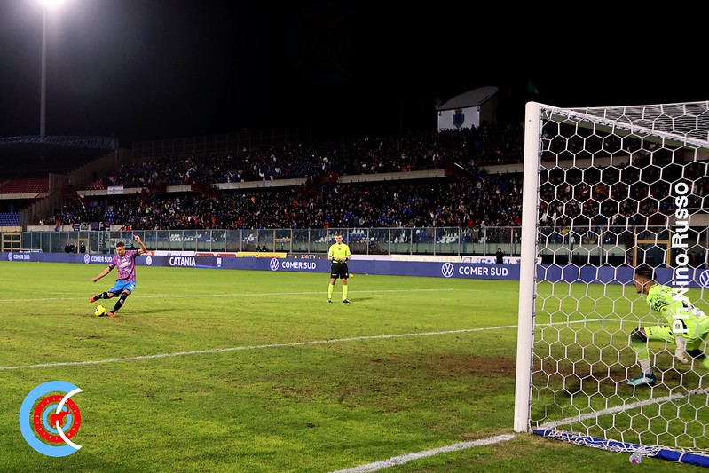 Alessio Castellini trasforma il tiro dagli undici metri che vale il 3-2 per il Catania