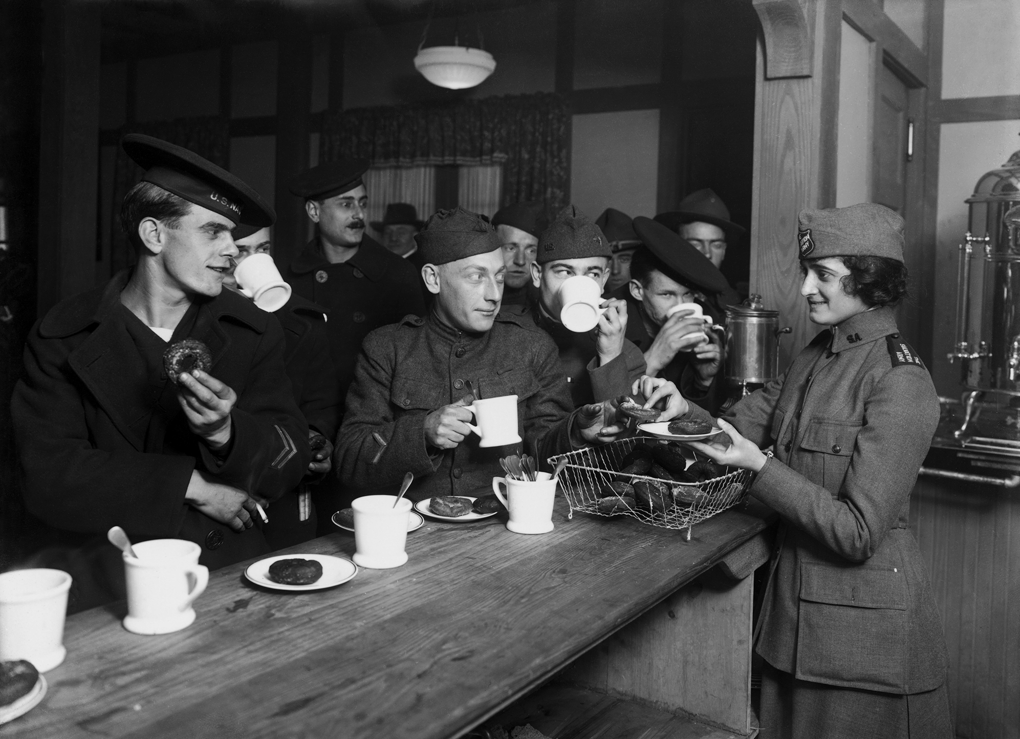 Quân nhân Mỹ thưởng thức tách cà phê nóng