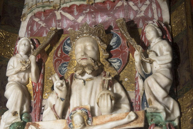 Trône de Grâce. Albâtre anglais revêtu de sa polychromie médiévale, XVe siècle. Saint-Nicolas-du-Bosc, département de l'Eure, France.