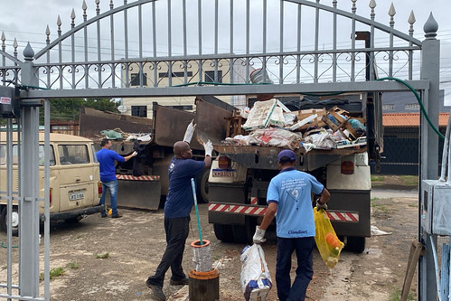 29/11/2023 - Ação conjunta retira lixo da casa de acumulador em Taguatinga
