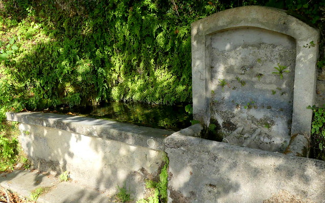 Antico fontanile. Sentiero da Fivizzano alla Pieve di Santa Maria Assunta di Pognana (Fivizzano, MS). Lunigiana, Toscana, Italia