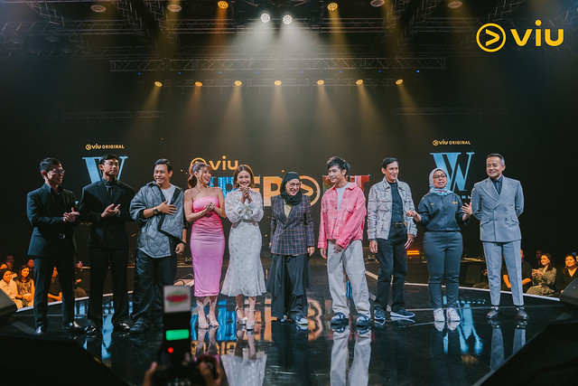 Main cast of W_Two Worlds together with Imillya Irwani Roslan (Director of Production, Viu Malaysia), Steven Lim (Director of Development, Viu Malaysia) and Zurina Ramli (Producer)