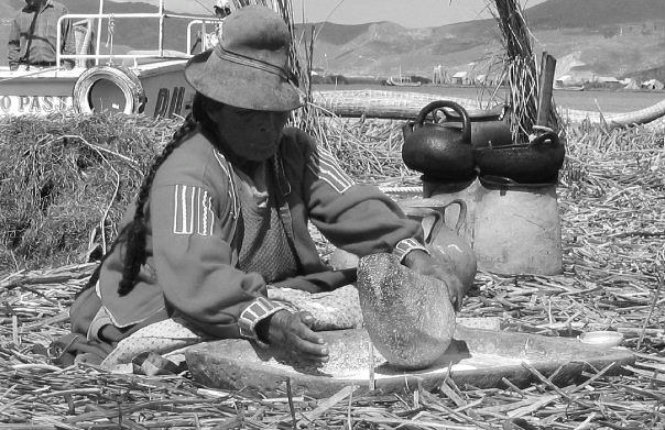 Moliendo maíz en las islas Uro, Puno