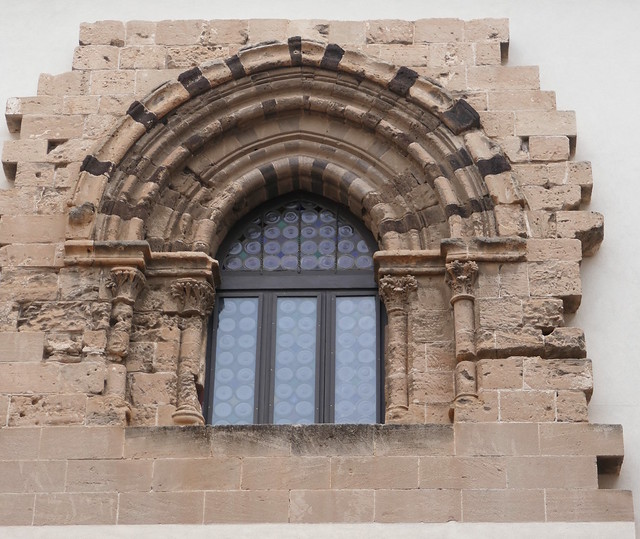Fenêtre gothique, XIVe siècle,, petit atrium, Musée archéologique régional Antonino Salinas, Palerme, Sicile, Italie.