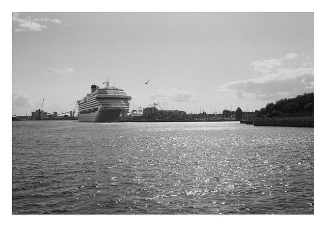 FILM - Cruise ship on the Tyne