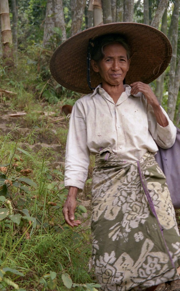 Woman with large hat; near Tilonga, Tana Toraja, Sulawesi, Indonesia