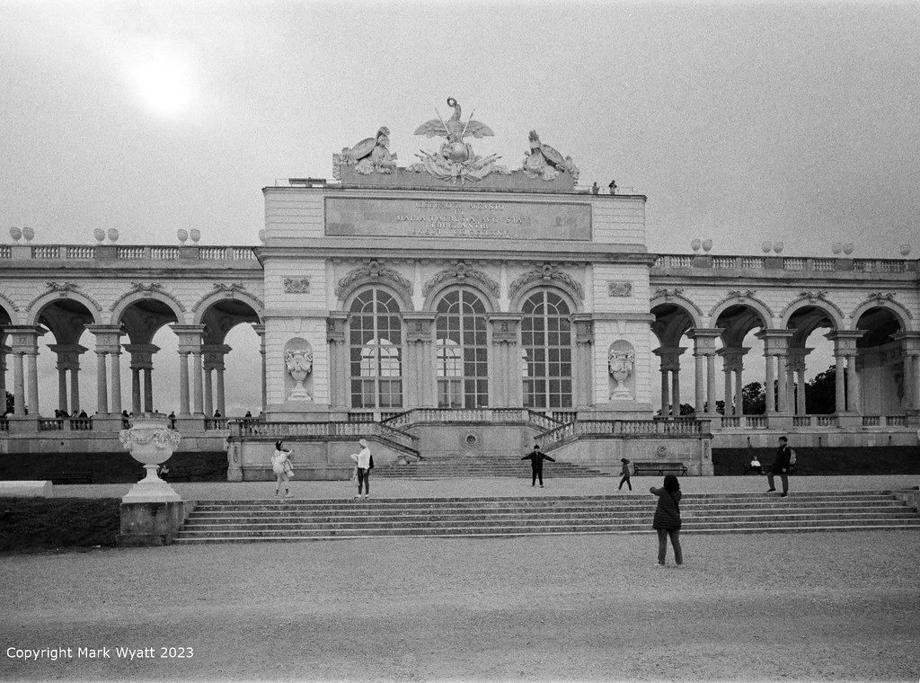 monument Schonbrunn Glorriette Front