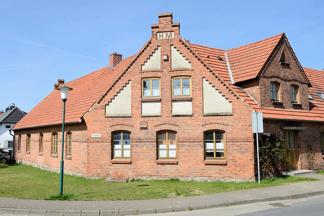 0556 Backstein Eckhaus mit Treppengiebel  -  Fotos von Pokrent,  Ortsteil der gleichnamigen Gemeinde im  Landkreis Nordwestmecklenburg in Mecklenburg-Vorpommern.