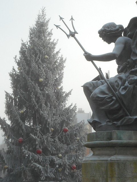 CHRISTMAS TREE AND VICTORIA MONUMENT, HULL