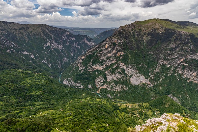 NP Durmitor - vyhlídkový kopec Ćurevac (1625 m)

Vrch Ćurevac je okrajem, ze kterého se nabízí naprosto famózní výhled do kaňonu řeky Tary