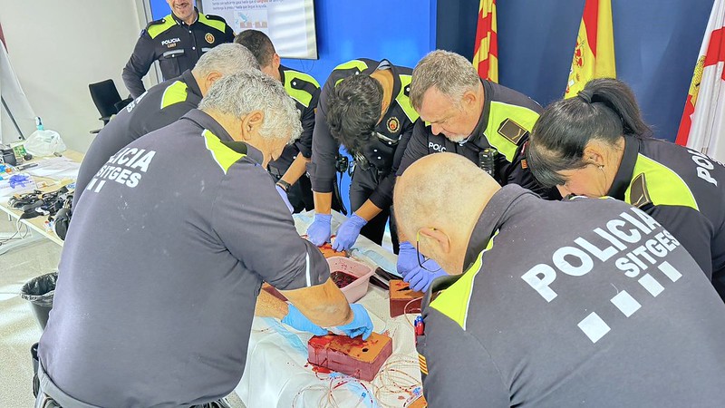La policía local realiza una formación para aprender a controlar hemorragias