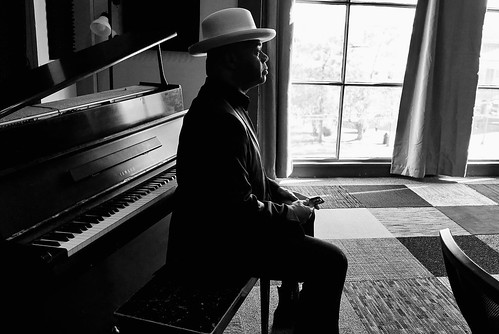Bruce Sunpie Barnes sits at the piano to check out the new studio at Jax on Nov. 28, 2023. Photo by Eli Mergel.