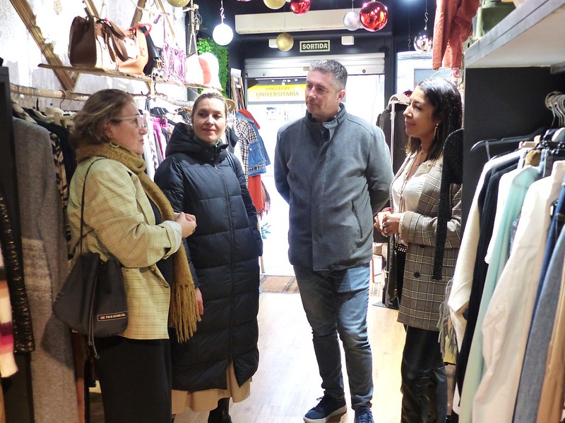 La alcaldesa Aurora Carbonell y el concejal de Promoción Económica visitan los comercios
