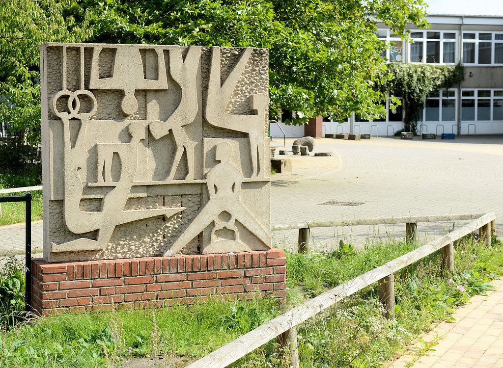 6934 Stein-Relief mit Sportarten;  Fotos von  Timmendorfer Strand, Ortsteil der gleichnamigen Gemeinde im Kreis  Ostholstein in Schleswig-Holstein.
