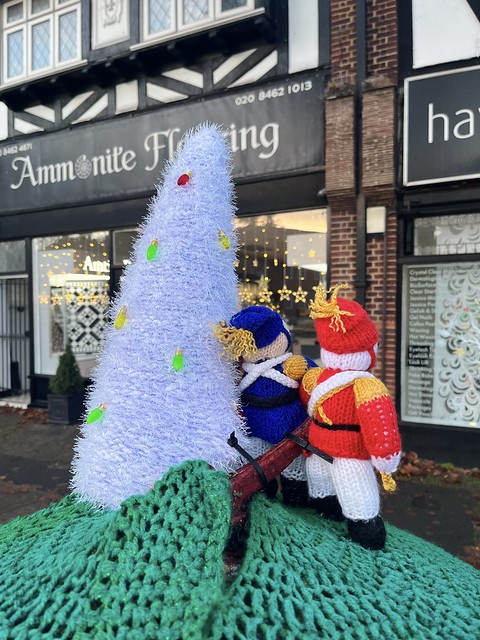 Hayes postbox knitted topper