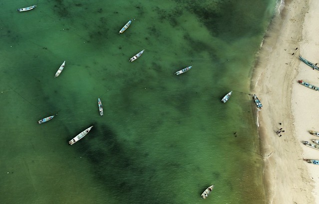 Imagen de dron de Qalansiyah y los barcos de pesca (Imagen de Roberto C. López)