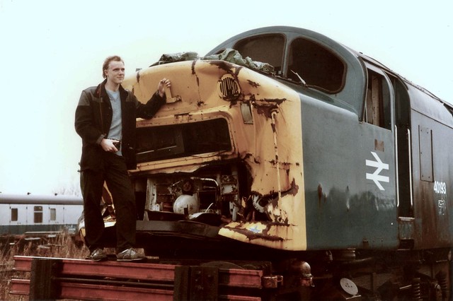 Badly damaged Class 40 40193 awaits its fate in Swindon Works North Yard - yours truly taking the pose 😎