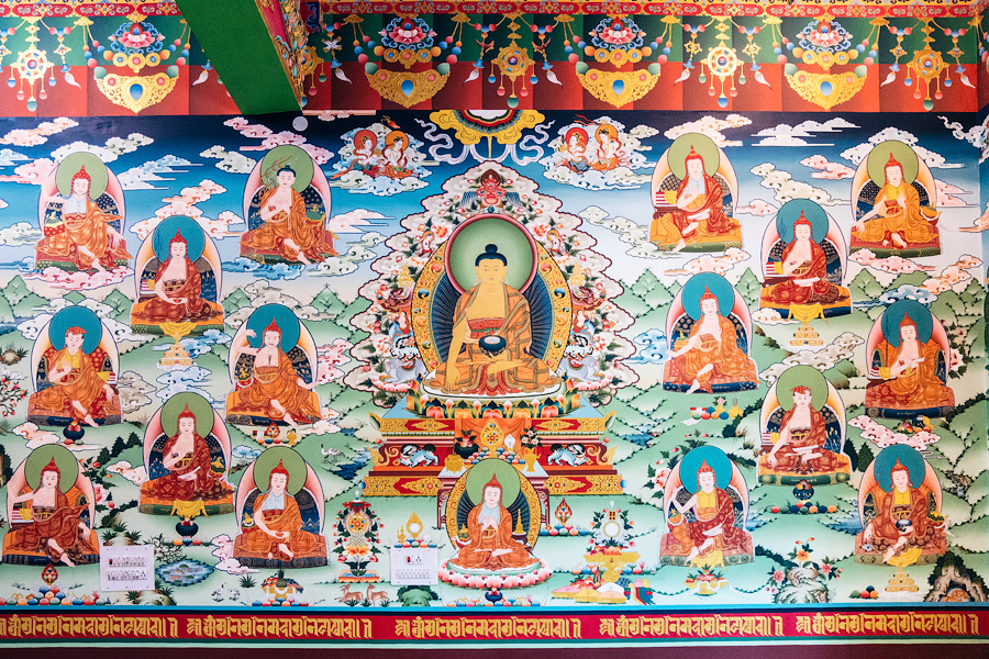 Будда и линия  учителей традиции Кагью. Зал Дукханг монастыря Пьянг