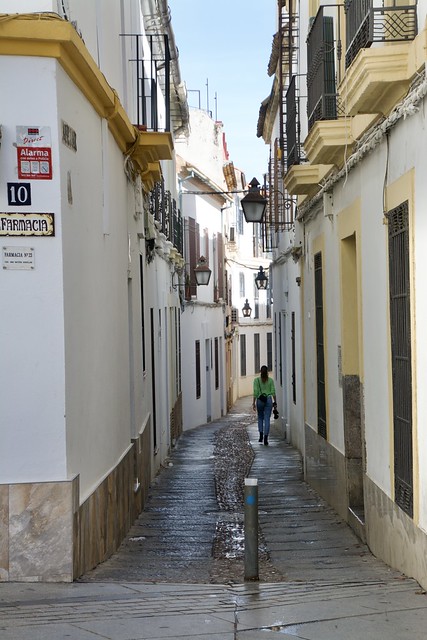 Vrouw in smalle straat, Cordoba