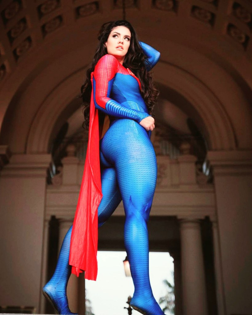 Iranian cosplay Supergirl-cleaned